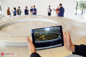 Tablette dans l'apple park visitor en Silicon valley Apple Park Cupertico