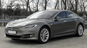 Voiture tesla équipée d'un système automatique de conduite